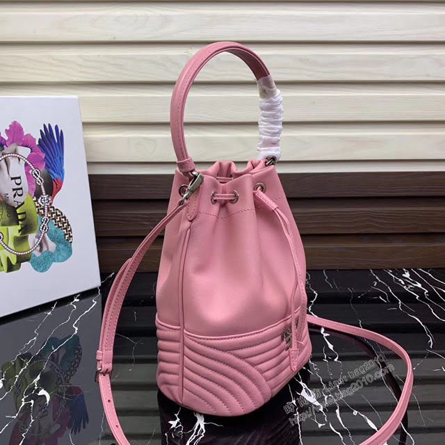 prada女包 普拉達2020最新款繡線水桶包 時尚百搭 prada手腕包 1BH038 Prada單肩手提包  pyd2402